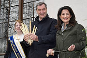 Die amtierende Schrobenhausener Spargelkönigin, Natalie I., Ministerpräsidenten Dr. Markus Söder und Landwirtschaftsministerin Michaela Kaniber beim Anstich auf dem Viktualienmarkt am 10.04.2024 (©Foto: Ingrid Grossmann)